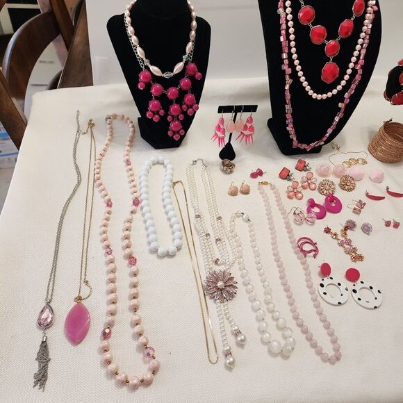 Large lot of pink mixed costume jewelry - Picture 4 of 8